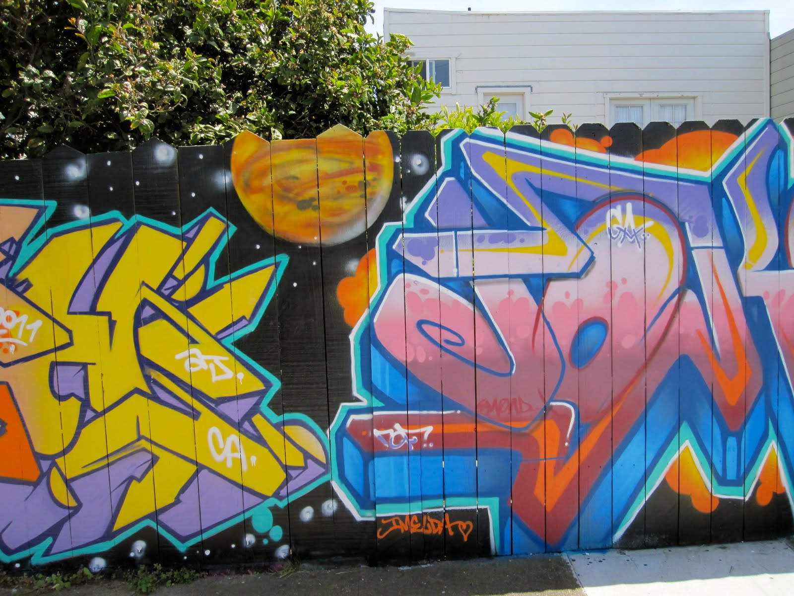 decorate-fance-graffiti